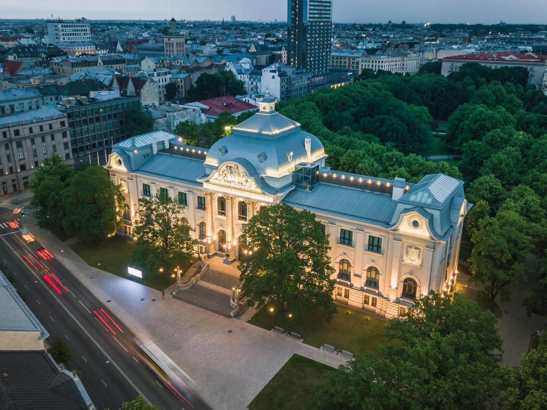 Alunana Lux Jakuzzi Apart, Facade Is Under Renovation, In Riga Art Nouveau Area, Self Check-In Exterior photo